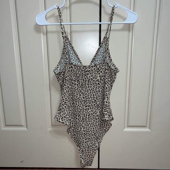Divided by H&M Leopard Print Spaghetti Strap V-Neck Bodysuit Size Medium - Picture 5 of 10